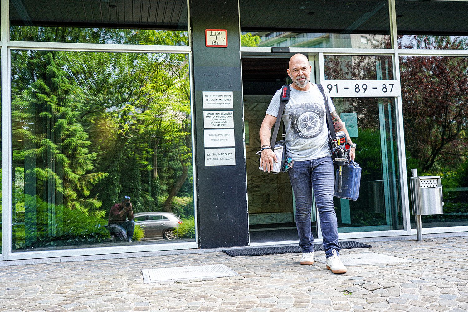 Slotenmaker onderweg Dimitri Van de Merlen van Polderse Sloten op locatie met zijn gereedschap, klaar voor een professionele interventie.