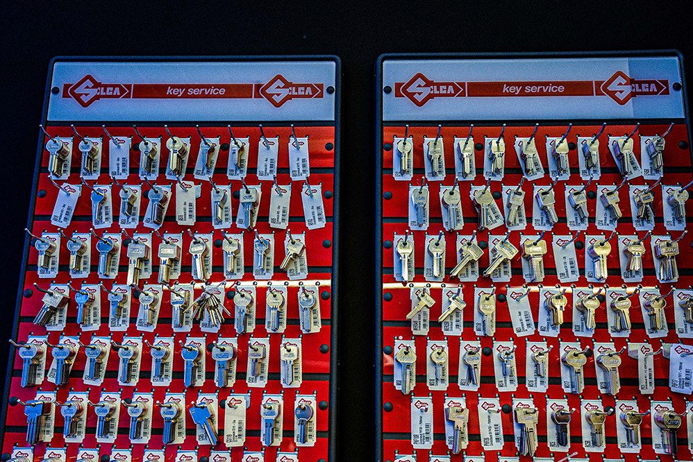 Assortiment sleutels bij Polderse Sloten Overzicht van verschillende sleutels voor het bijmaken en vervangen van sleutels bij Polderse Sloten.