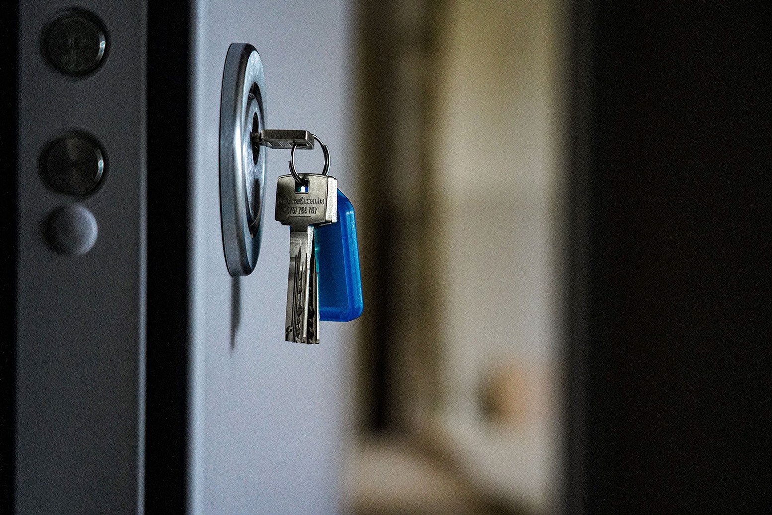 Sleutel in veiligheidsslot van een deur Sleutel in een veiligheidsslot, als illustratie van professionele sloten, sleutelservice en inbraakbeveiliging door Polderse Sloten.